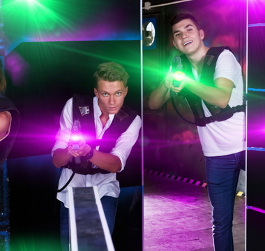 Kinderen spelen enthousiast met een lasergame set, rennend en mikkend met laserguns voor een actief en spannend spel.